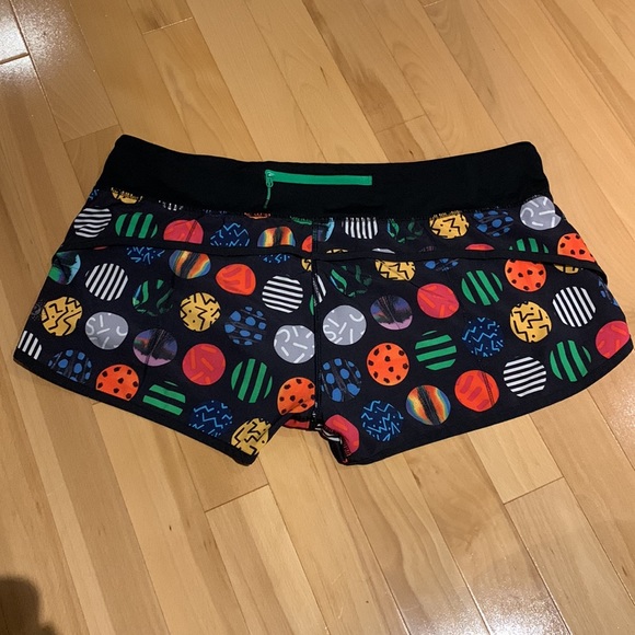 🌟HostPick🌟Colourful Circles Lululemon Seawheeze Speed shorts 2.5 in - size 12 - Picture 8 of 16